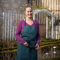 Tanya van der Laan , Gärtnerin im Schlossgarten Wildegg